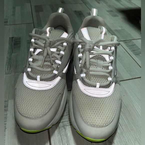 Selling my Diors b22 just not into designer anymore & clearing my closet. - Picture 3 of 3